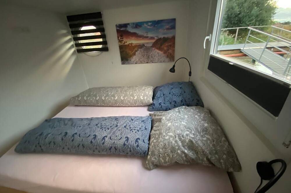 Modernes, hundefreundliches Hausboot am Wangermeer mit Dachterrasse, Seeblick, Sup, Badezugang und Klimaanlage – ideal für erholsamen Urlaub mit Familie, Freunden oder zu zweit. in Wangermeer, Wangerland