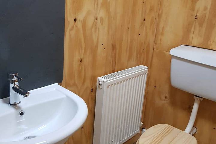 Spacious heated Yurt with Hot tub - 5 mins from beach in Cardigan Bay