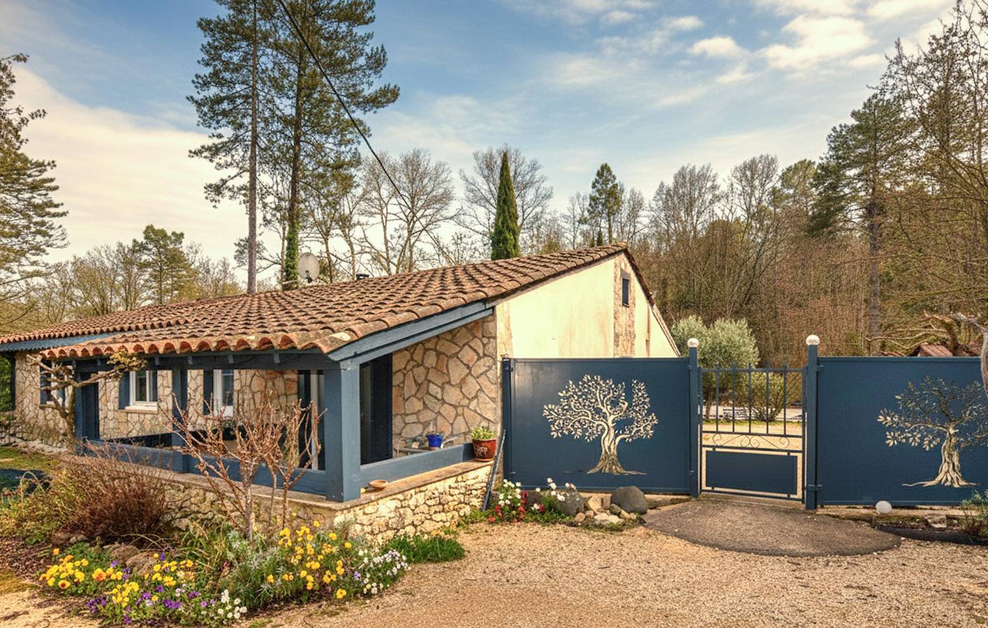 Salavas Retreat avec piscine, garage et WiFi in Salavas, Ardèche