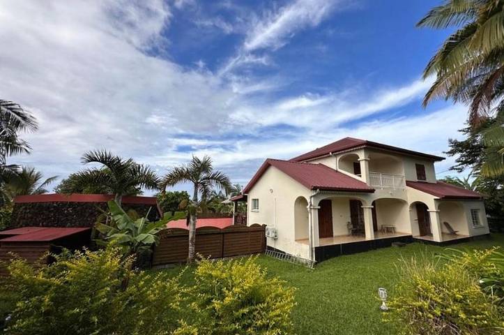 Location de vacances pour 10 personnes, avec jardin ainsi que jacuzzi et piscine dans Sainte-Rose (La Réunion) - 2