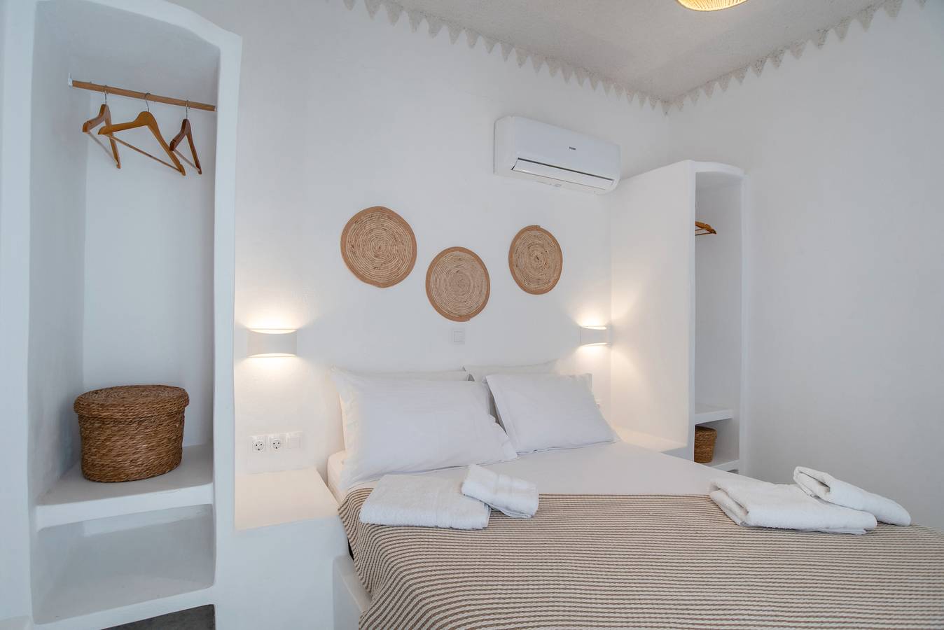 Entire studio, Studio Apartment 'Maroulis Studios -  5' with Private Garden, Wi-Fi and Air Conditioning in Cyclades