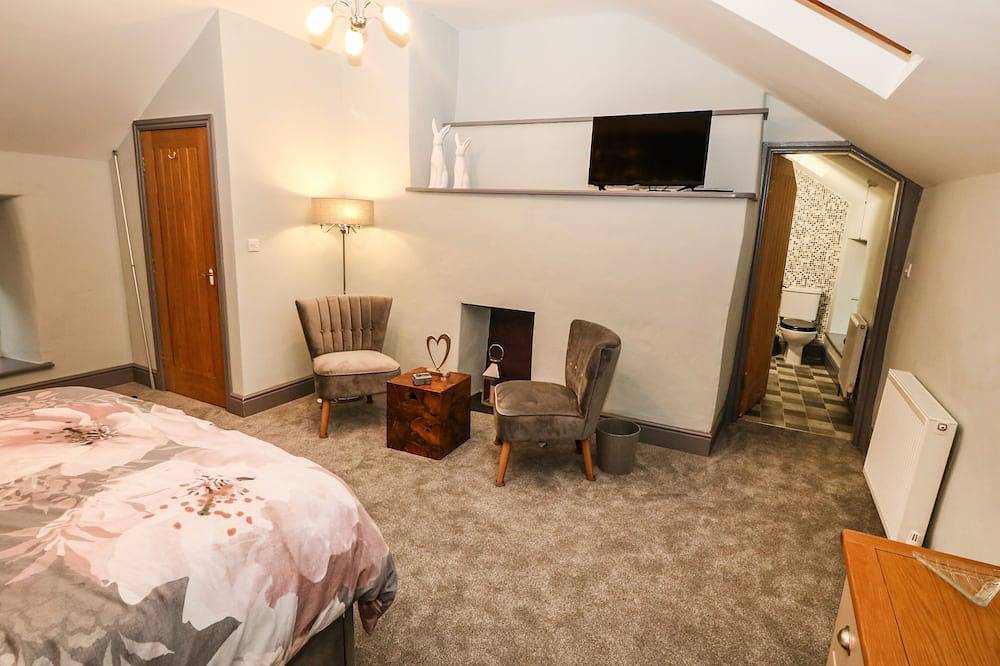 Bryn Aber Bach, pet friendly, with hot tub in Llangybi, Gwynedd in Gwynedd