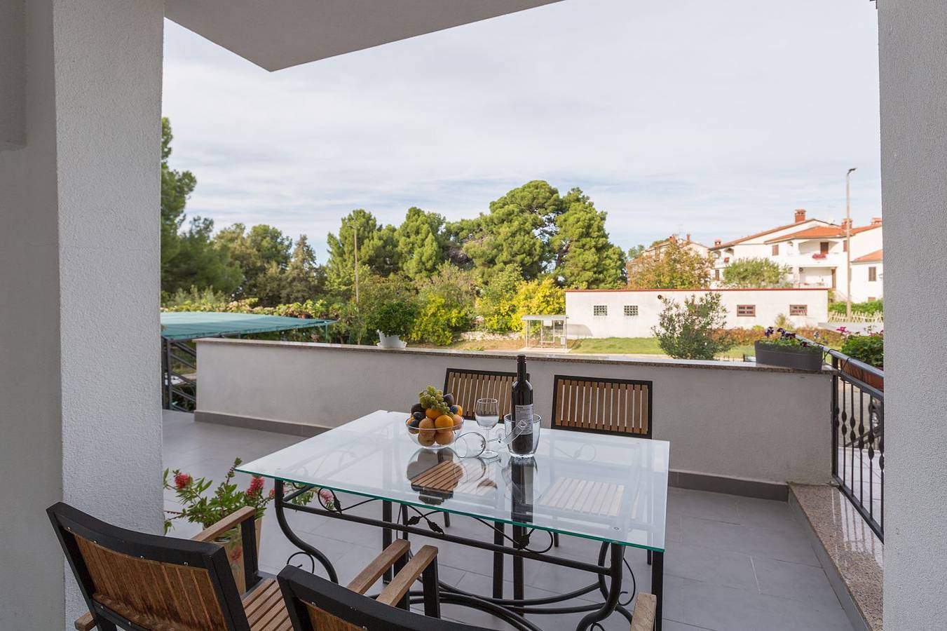 Ganze Wohnung, Idyllisches Apartment nur 600 Meter zum Strand mit privater Terrasse, Wifi, Parkplatz in Poreč, Grad Poreč