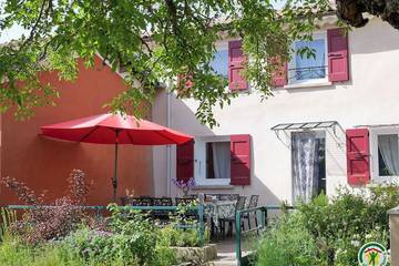 Gîte pour 10 personnes, avec terrasse à Lagrand