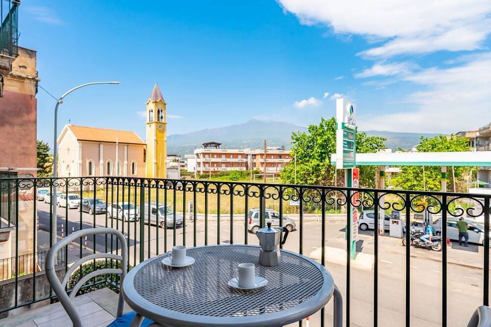 Apartamento entero, Seaside Apartment - Just Steps from the Beach in Fondachello, Provincia de Catania