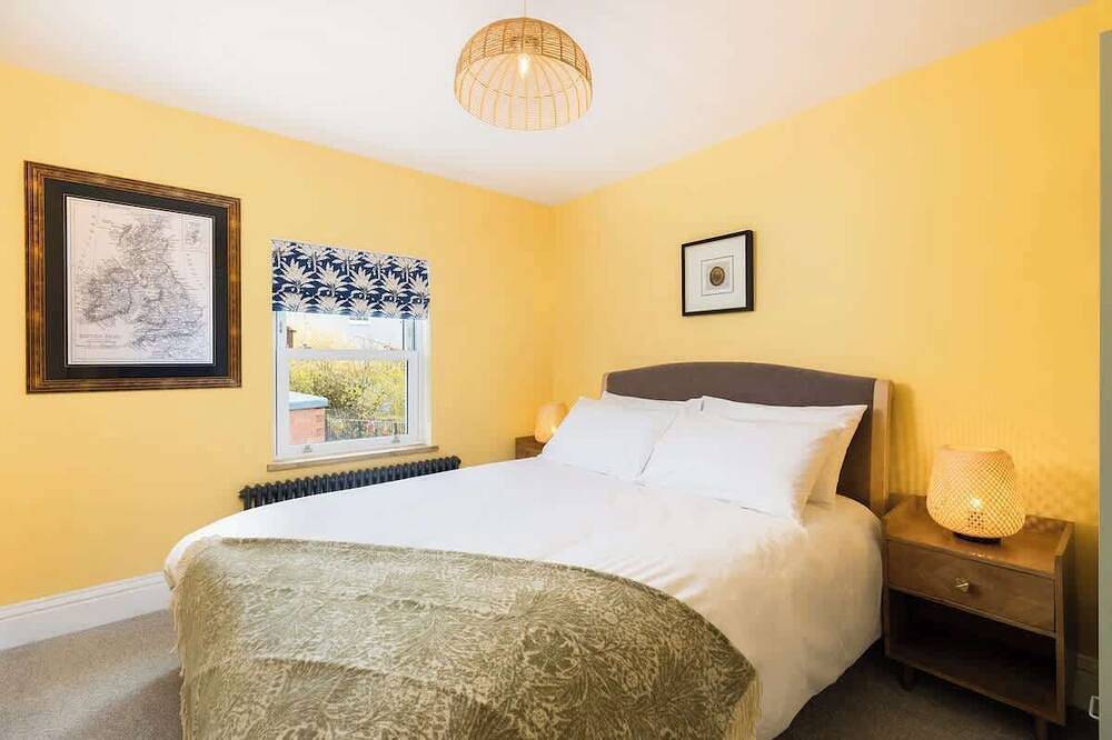 Well Located, Cheltenham 4 Bed Townhouse & Parking in Cheltenham, Gloucestershire