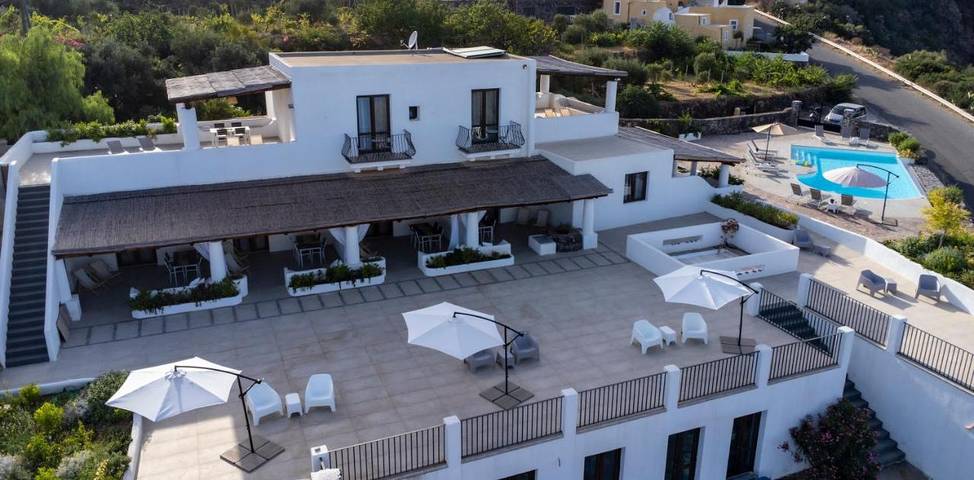 Gîte pour 3 personnes, avec Terrasse ainsi que Piscine et Vue à Filicudi - 2