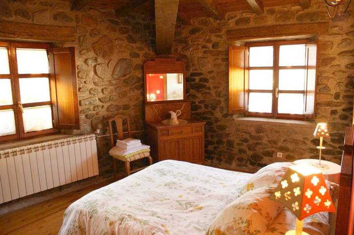 Alojamiento y desayuno para 2 personas, con Terraza además de Jardín y Vistas en La Rioja