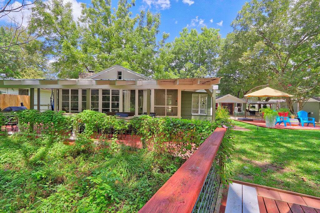 The Getaway on the Creek with Bright Pops of Color! in Hays County