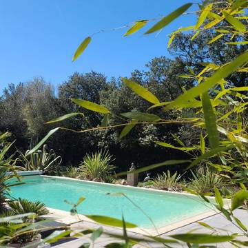 Gîte pour 3 personnes, avec terrasse et jardin ainsi que jacuzzi et piscine à Évenos