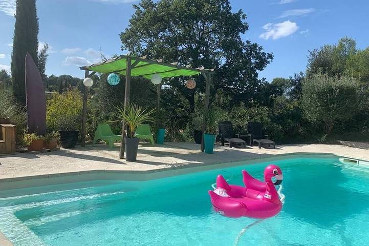 Gîte pour 3 personnes, avec piscine ainsi que terrasse et jardin à Belcodène