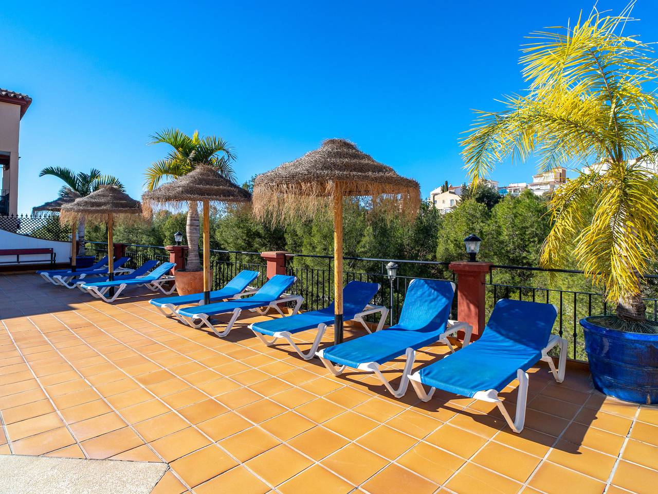 Entire apartment, 2-Bedroom Apartment in Nerja with Pool, Near Burriana Beach in Playa de Burriana, Nerja