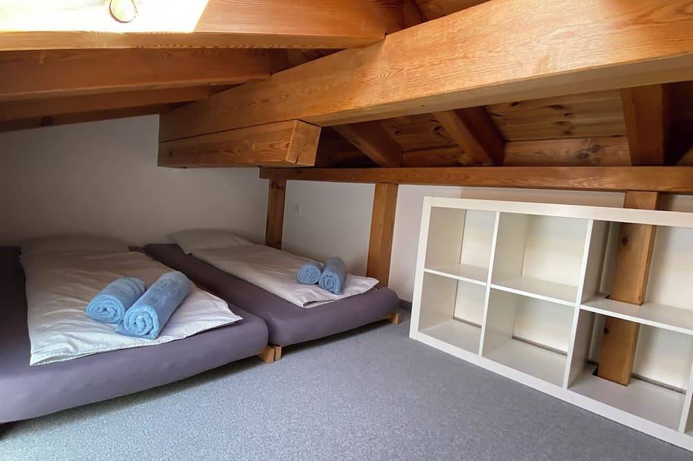 Ganze Wohnung, 2.5 Zi Dachwohnung in Falera mit traumhafter Aussicht, zusätzliche Schlafgalerie in Falera, Flims Laax Falera