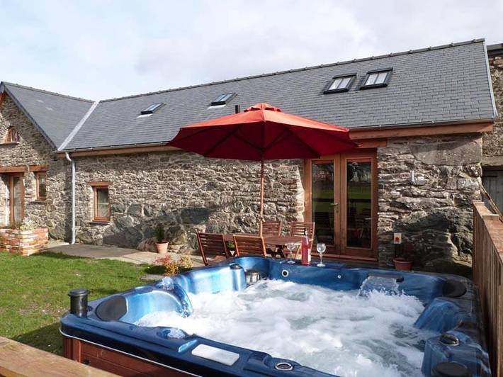 Holiday rental for 4 people, with hot tub in Bala
