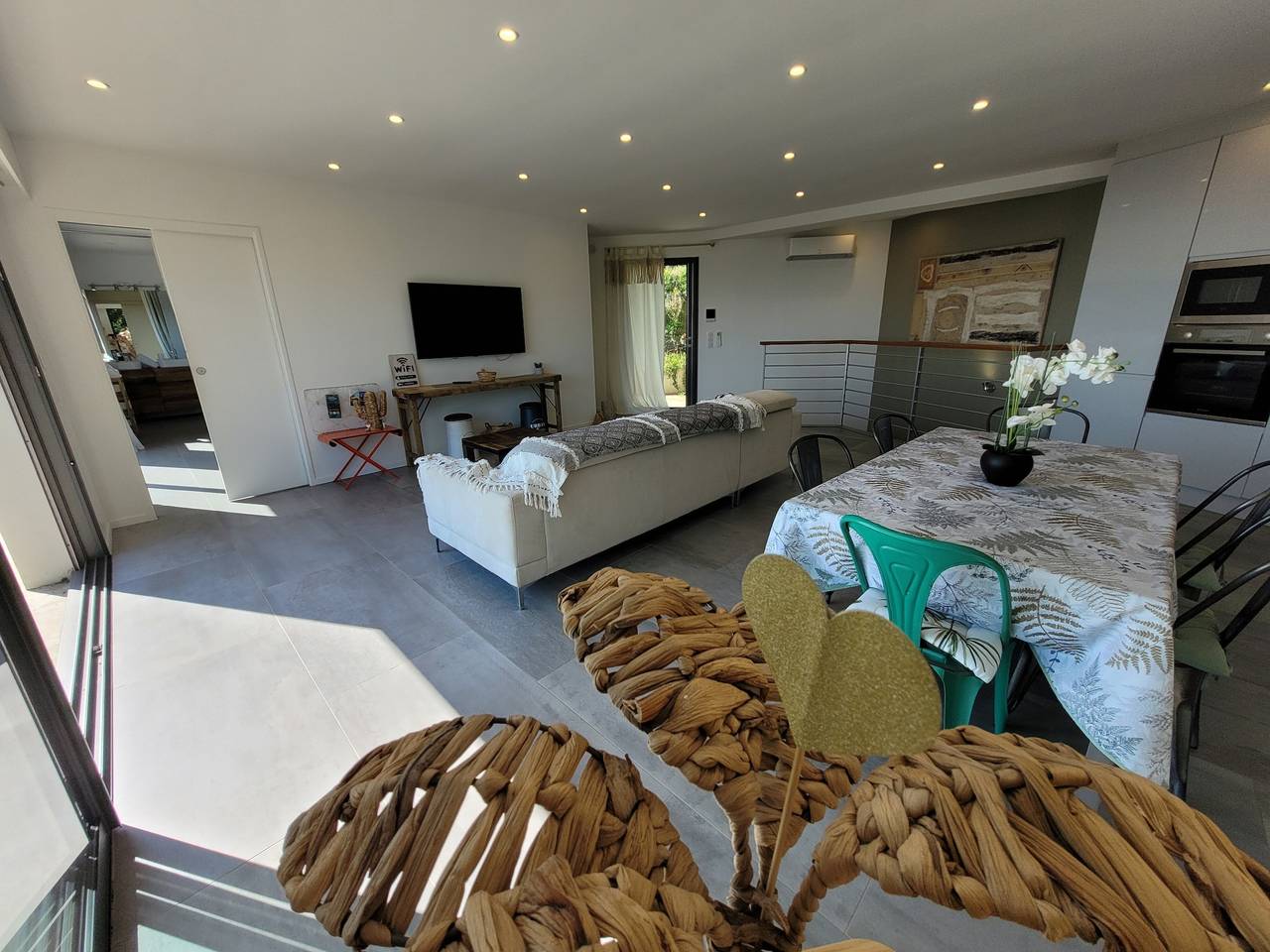 Villa contemporánea con vistas panorámicas a la bahía de Cannes y piscina privada. in Mandelieu-la-Napoule, Massif de l'Esterel