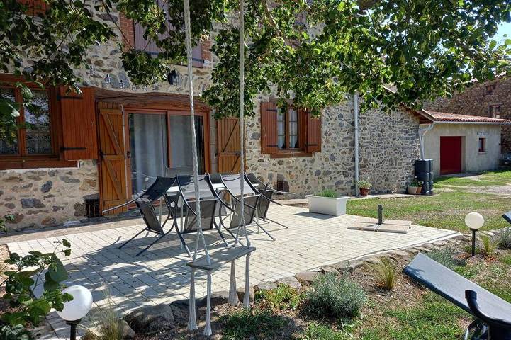 Location de vacances pour 6 personnes, avec jardin à Blassac