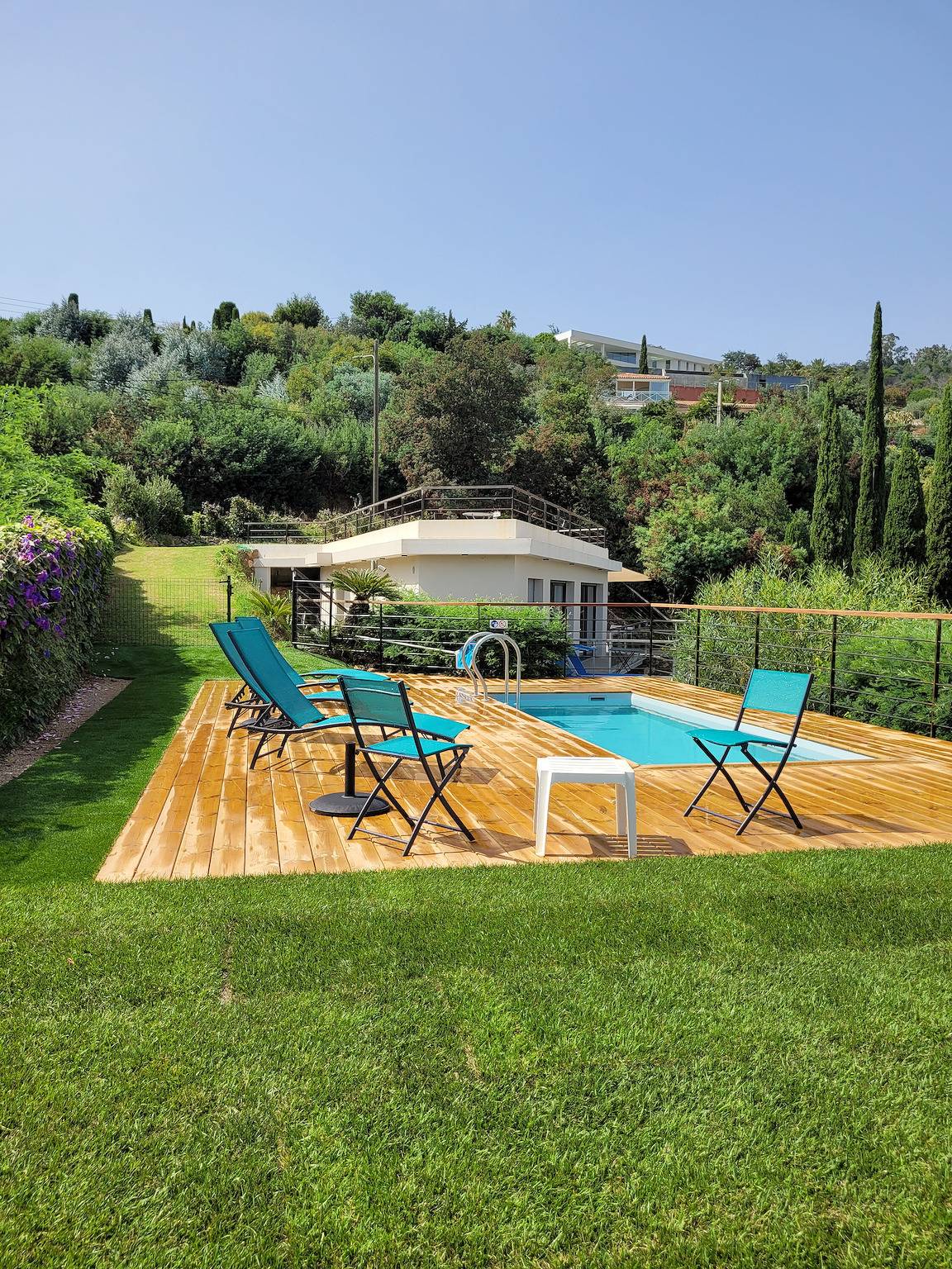 Contemporary villa with panoramic views over the bay of Cannes and private swimming pool. in Mandelieu-la-Napoule, Massif de l'Esterel