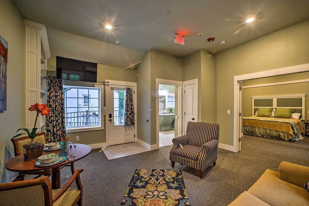 Downtown Branson Cottage mit Zugang zum Pool + Feuerstelle! in Taney County