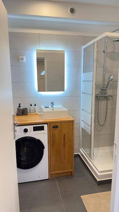 Location de vacances pour 2 personnes, avec jacuzzi et terrasse ainsi que sauna et jardin à Tremblay-en-France - 2