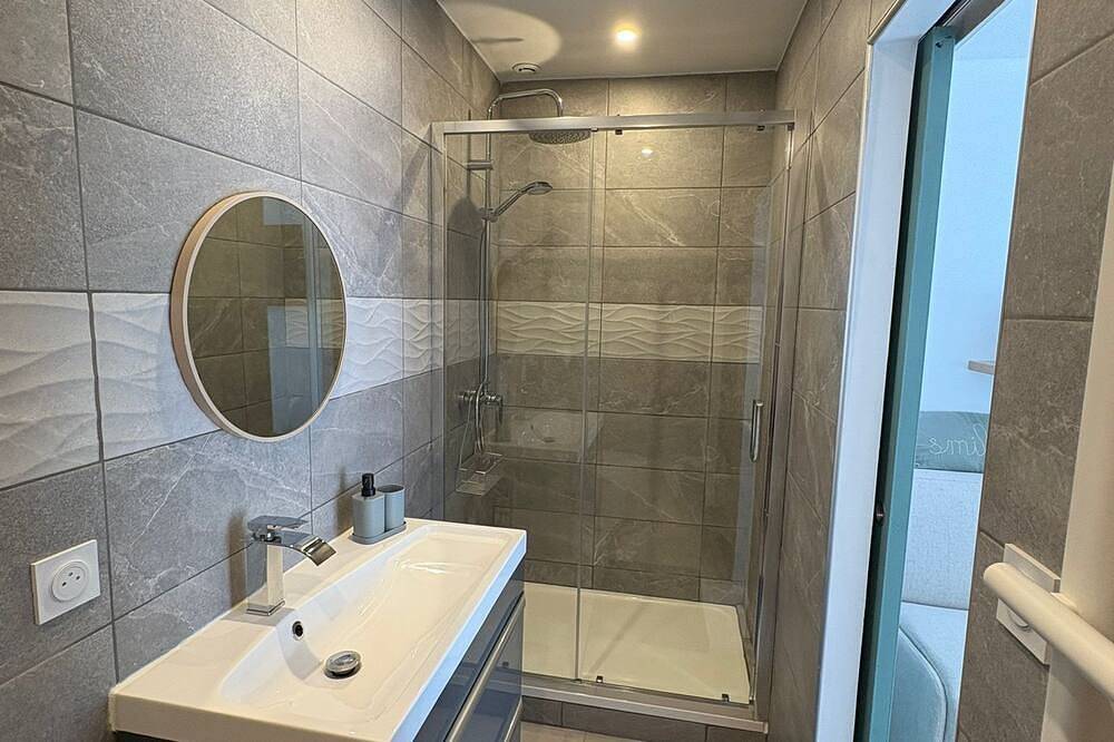 Entire apartment, Studio Luna Var near the sea & private terrace in Trans-en-Provence, Draguignan region