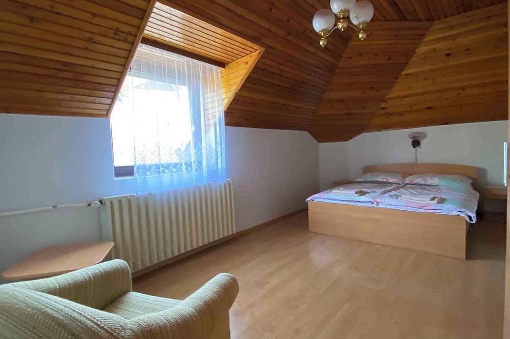 Ganze Wohnung, Ferienwohnung mit Kinderspielplatz, Sandkasten und Planschbecken in Gyenesdias, Balaton Hochland Nationalpark