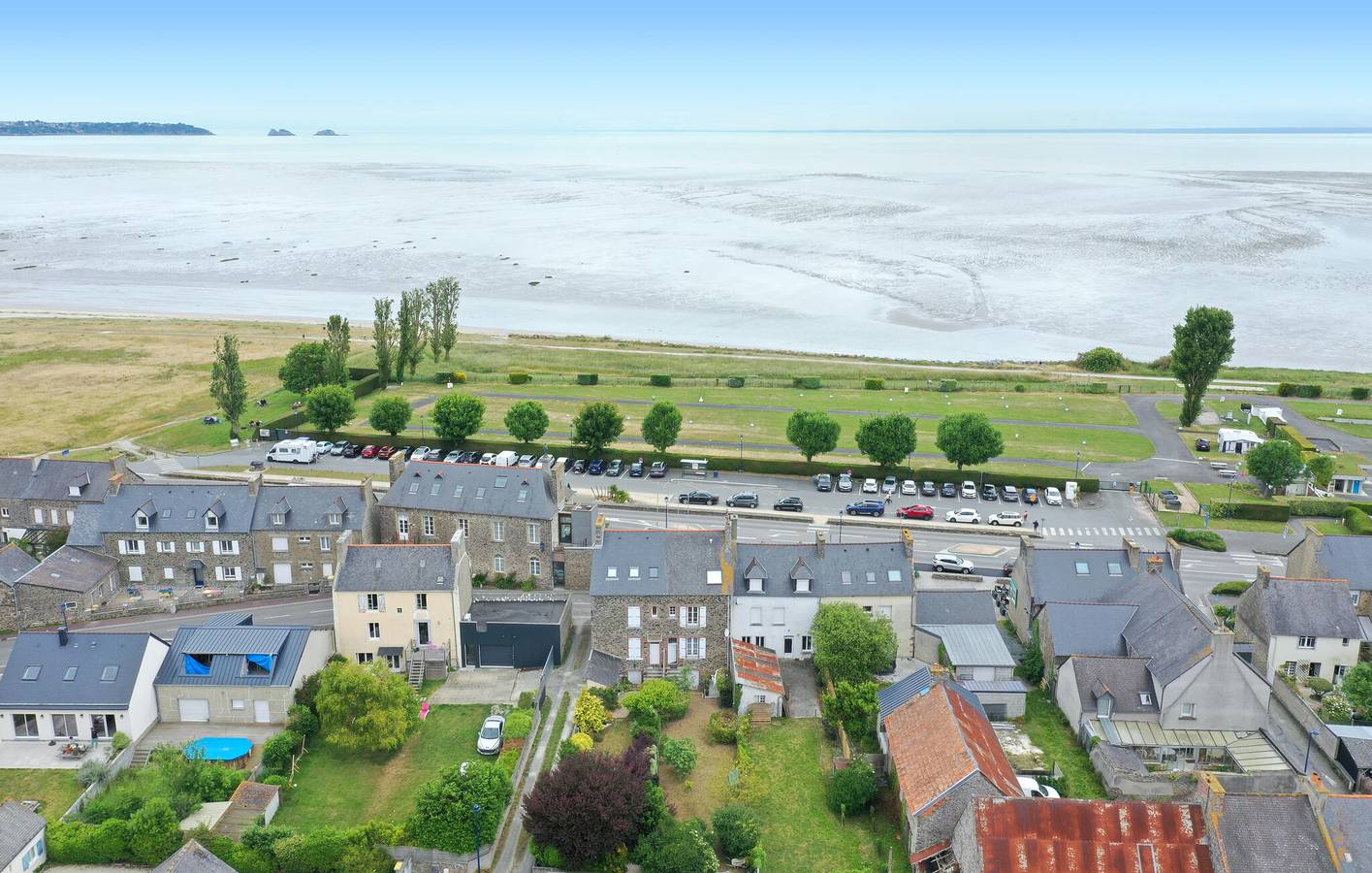 Appartement vue mer avec terrasse, parking et WiFi in Saint-Benoît-des-Ondes, Baie du Mont-Saint-Michel