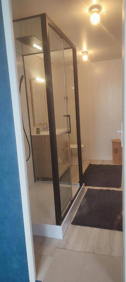Appartement de vacances entier, Large Double Room in Cubzac-les-Ponts, Région de Blaye