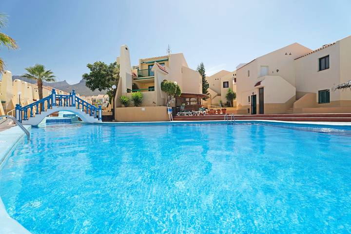 Entire apartment, Vacation Apartment 'Mareverde K131' with Shared Pool, Balcony and Wi-Fi in San Eugenio Alto, Adeje