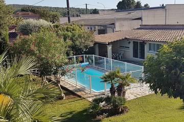 Gîte pour 3 personnes, avec terrasse et jardin à Bollène
