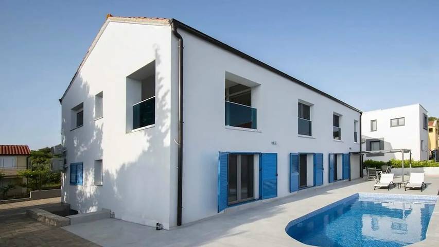 Villa pour 10 personnes, avec piscine et terrasse à Brodarica