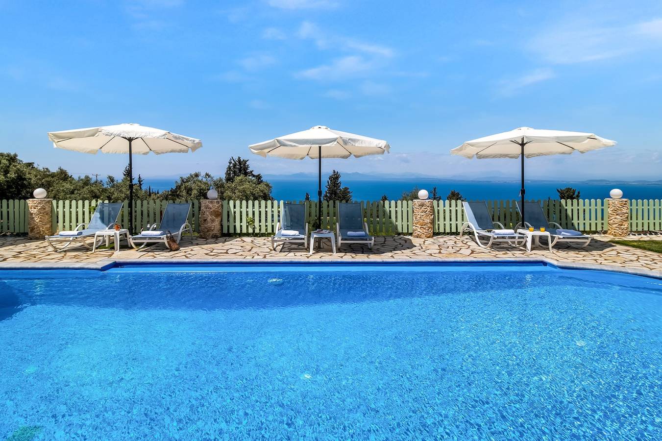 Entire apartment, Two-Bedroom Apartment 1 with Sea View, Shared Pool & Wi-Fi in Greece