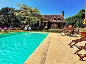 Location de vacances pour 10 personnes, avec terrasse ainsi que jardin et piscine à Doissat