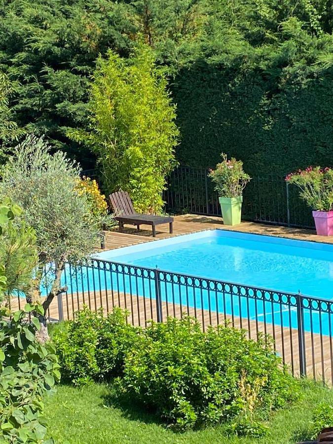 Location de vacances pour 22 personnes, avec Balcon et Terrasse ainsi que Jardin et Piscine à Vendat