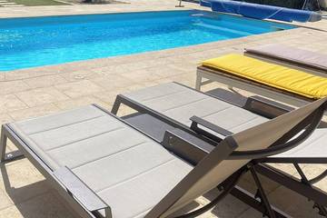 Gîte pour 4 personnes, avec jardin et piscine à Carros