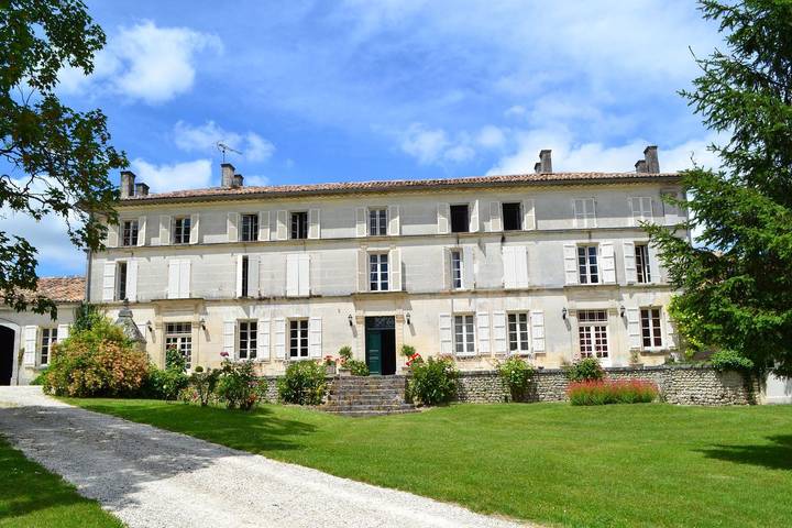 Chambre d’hôte pour 3 personnes, avec Terrasse ainsi que Jardin et Piscine à Saint-Preuil