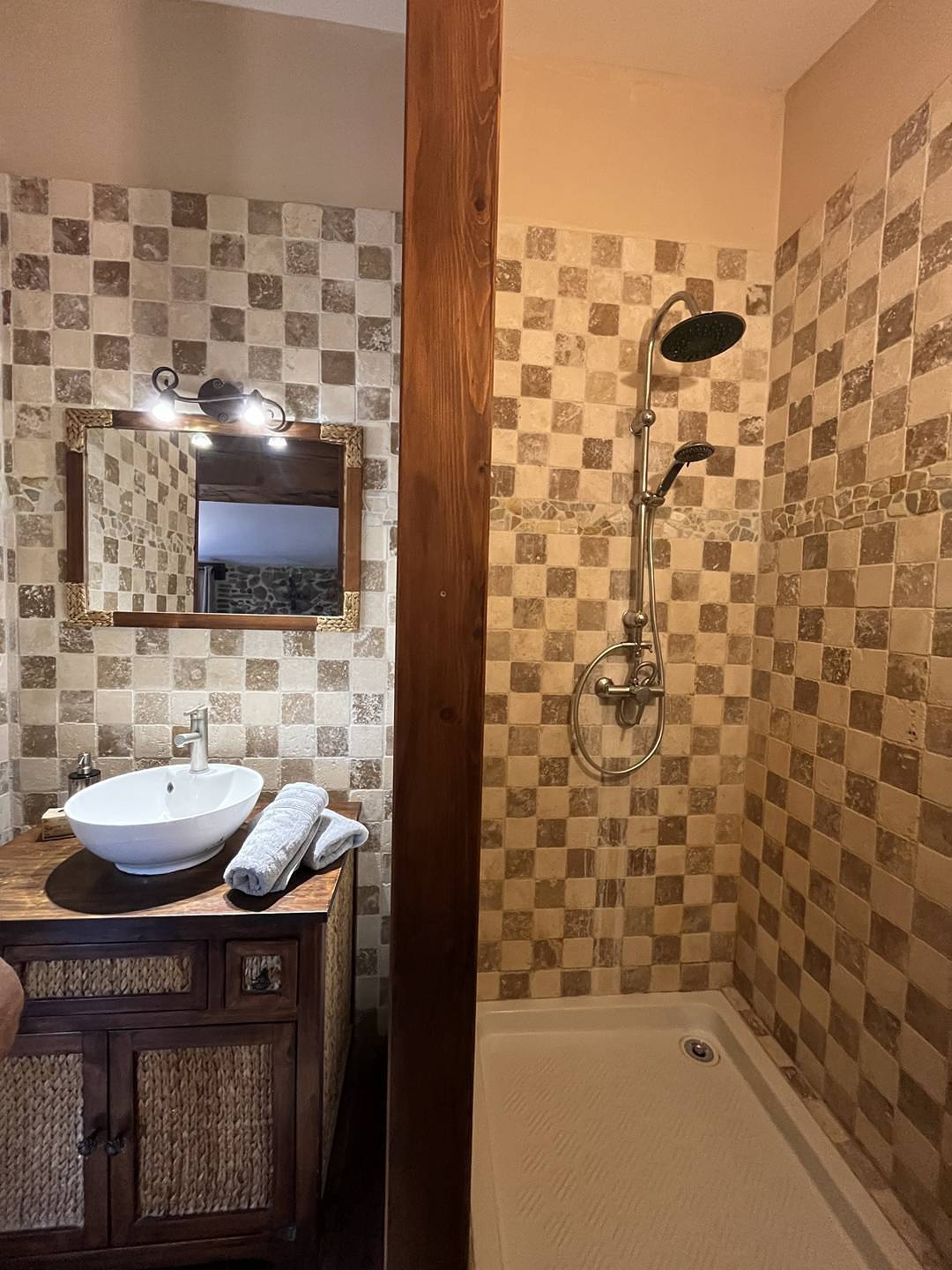 Appartement de vacances entier, Adresse de charme confidentielle au cœur du Roussillon 2Pr17 in Saint-Hippolyte (Languedoc-Roussillon), Côte d'Améthyste