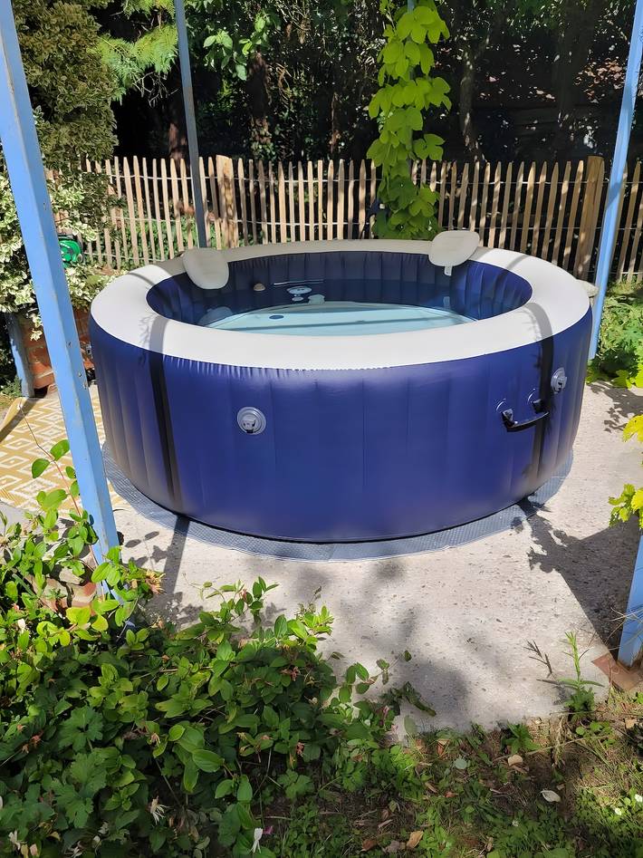 Gîte Belle: piscina compartida, terraza común y Wi-Fi in Saint-Denis-de-Villenette, Parc naturel régional Normandie-Maine