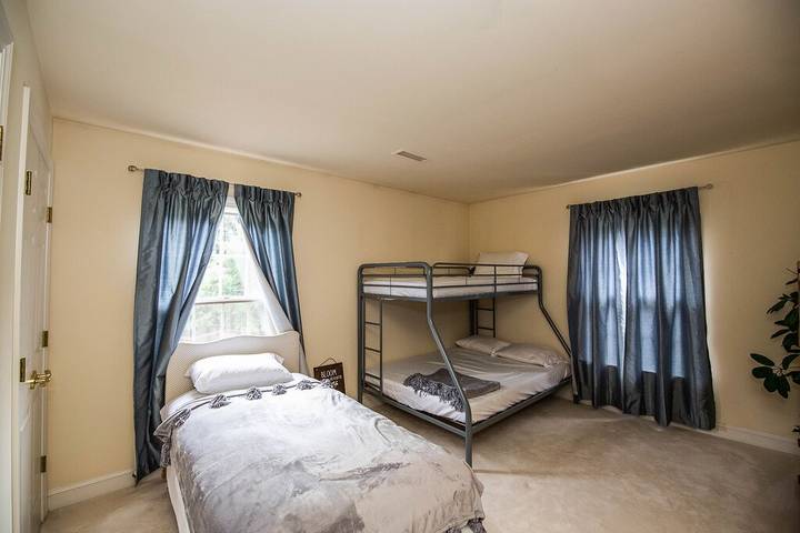 Vacation rental for 14 people, with balcony and hot tub as well as yard in Fairfax County