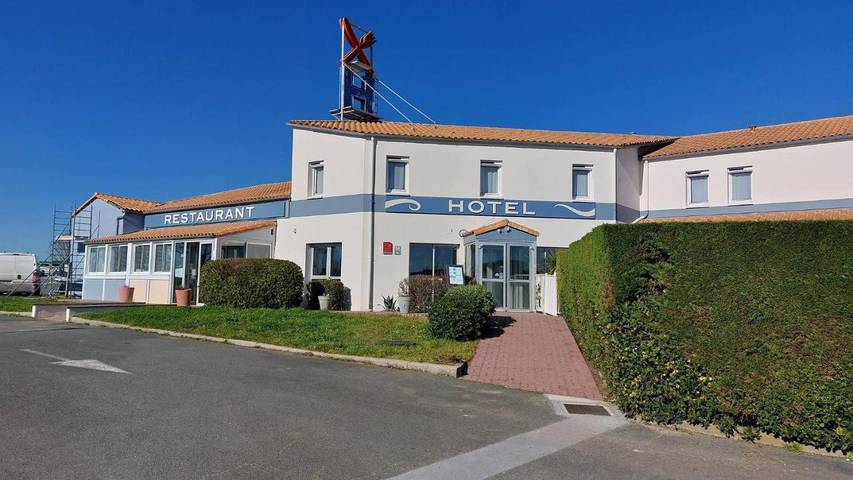 Hôtel pour 2 personnes, avec Terrasse ainsi que Jardin et Piscine dans Yves