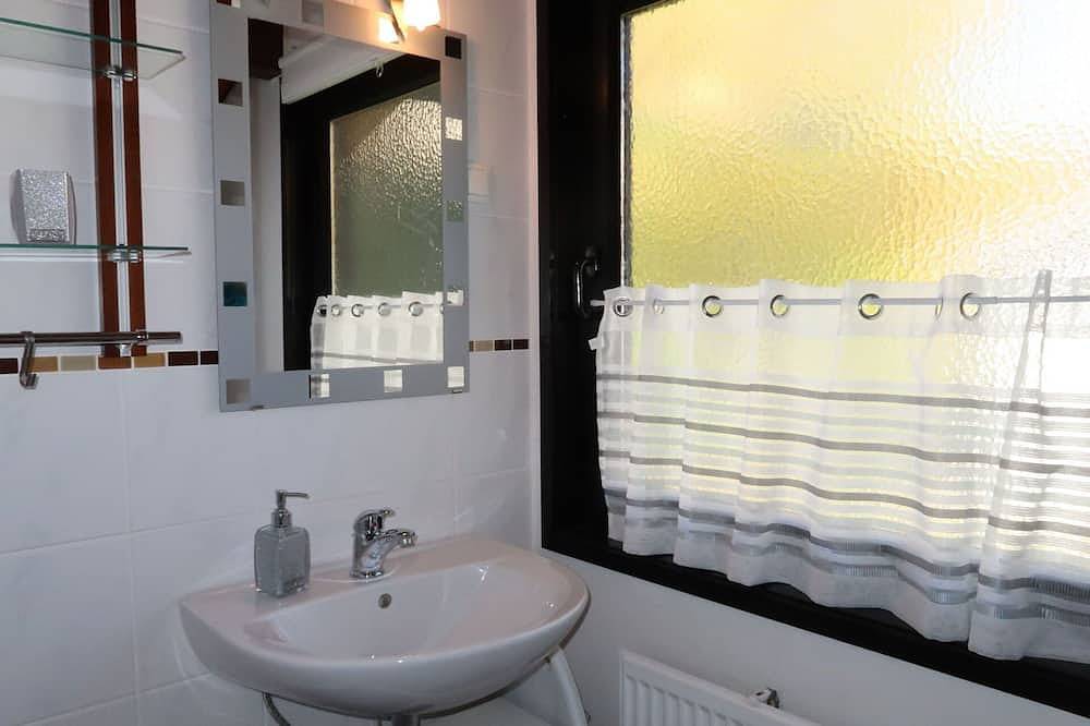 Herrliche Wohnung in einem Ferienhaus für 2 Leute mit Pool, Tv, Terrasse und Haustiere erlaubt in Machtlos, Ronshausen