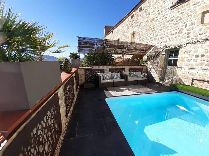 Gîte pour 2 personnes, avec Balcon et Terrasse ainsi que Piscine et Vue à Montpeyroux (Puy-de-Dôme)