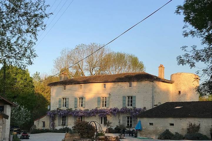 Gîte pour 24 personnes, avec jacuzzi et jardin à Brioux-sur-Boutonne