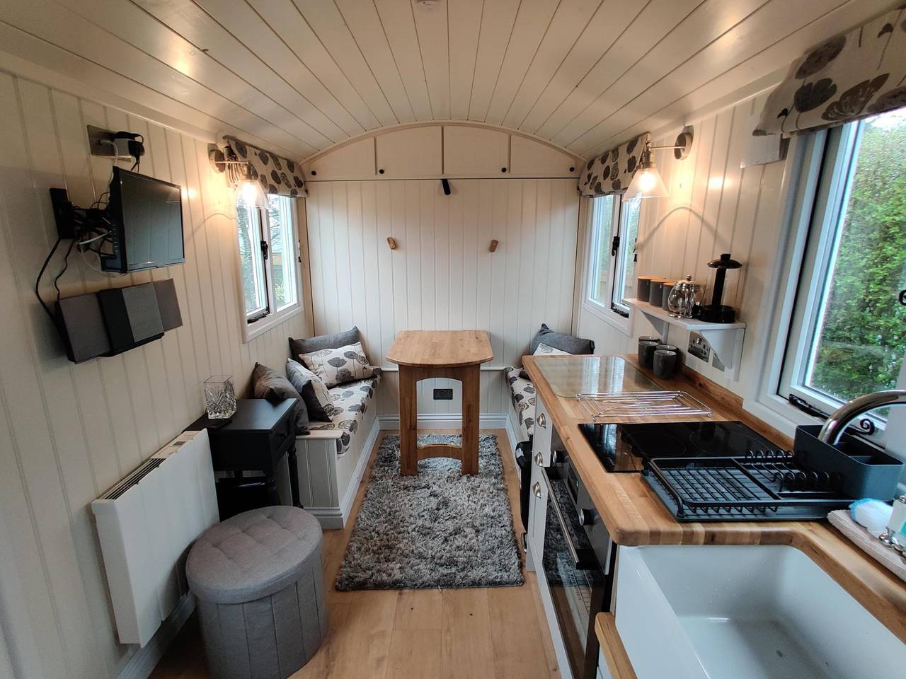 Entire apartment, Duck House - 1 Bed Shepherds Hut - Gower in Swansea region