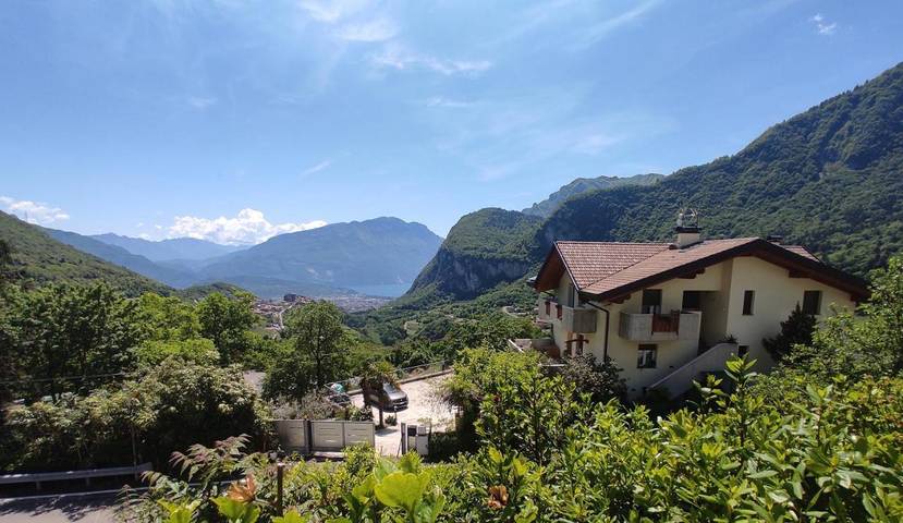 Ferienwohnung für 8 Personen, mit Ausblick und Seeblick sowie Garten in Tenno
