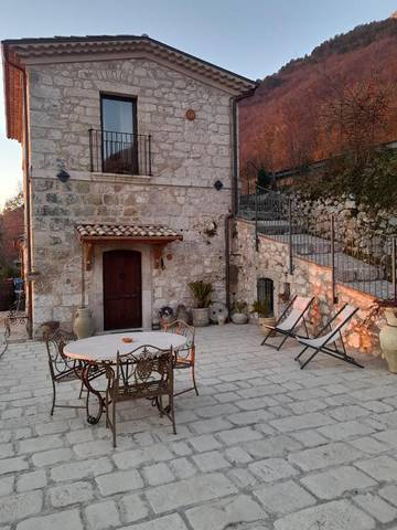 Location de vacances pour 5 personnes, avec jardin ainsi que terrasse et vue, animaux acceptés à San Donato Val di Comino