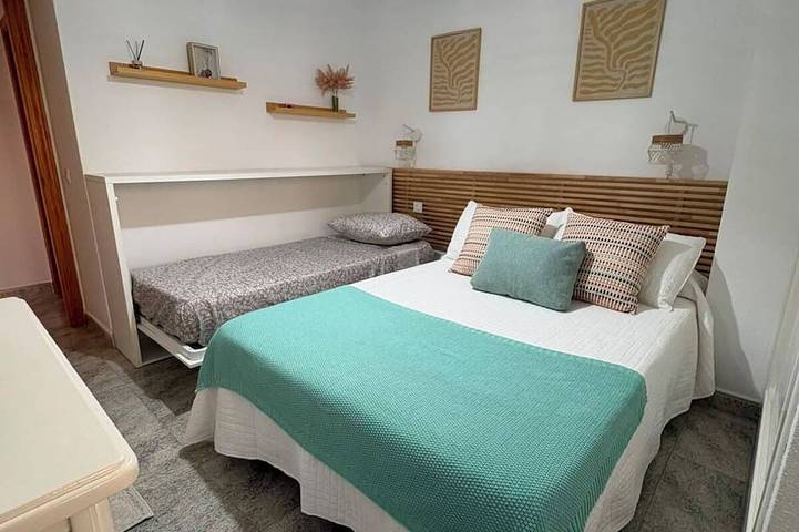 Ganze Wohnung, Playamar Retamar, is in first line of beach, urbanization with swimming pool. in Retamar, Almería
