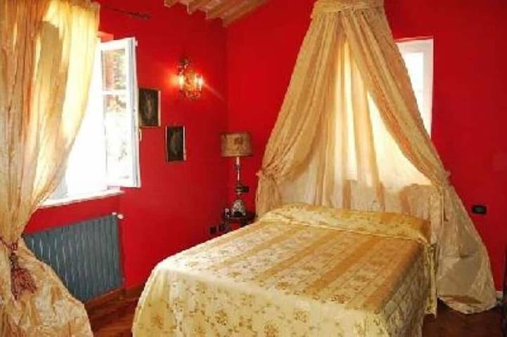 Elegante villa a pochi chilometri da Lucca  in zona panoramica con grande giardino e piscina privata in Capannori, Provincia di Lucca