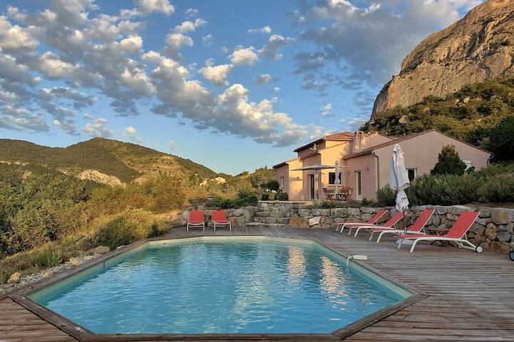 Location de vacances pour 8 personnes, avec Terrasse et Jardin à Orpierre