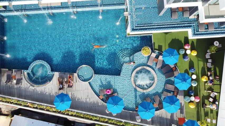 Hotell för 2 Personer, med balkong samt bubbelpool och pool och barnpool på Kata Beach