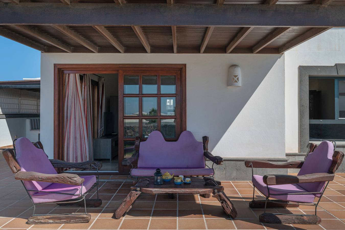 Villa Los Alisios 58 with Mountain Views, Pool, Wi-Fi, Terraces and Garden in Montaña Roja, Yaiza